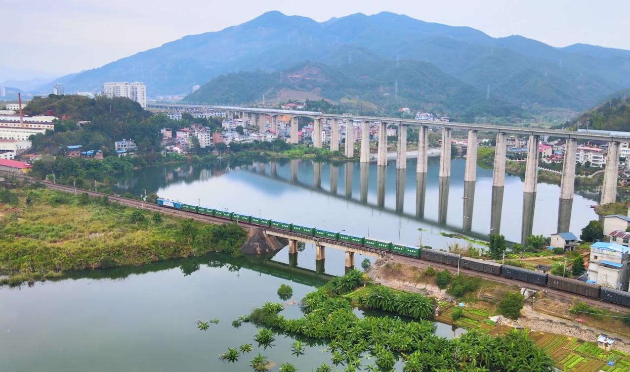 在衢宁铁路山海间穿梭的货物列车。唐志海摄