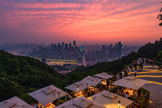 重庆市南岸区南山夜景火锅公园，市民品火锅看夜景。郭旭摄