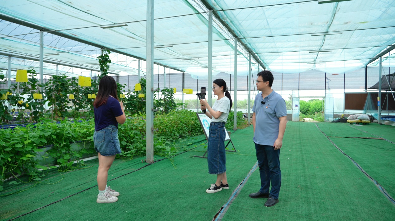 学生们正在现场直播。受访单位供图