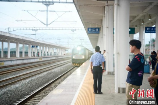耀世注册：渝湘高铁重庆至黔江段首个站房正式启用